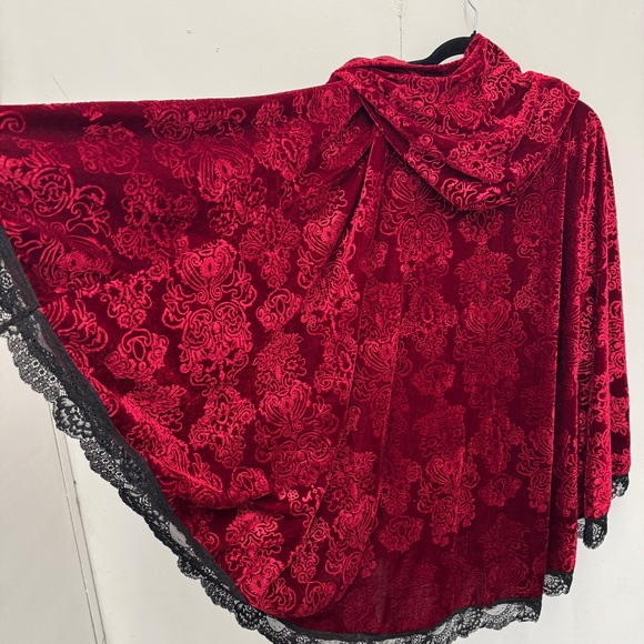 Spirit Halloween red velvet burnout cape hood black lace OS 1X vamp cosplay goth - Picture 8 of 11